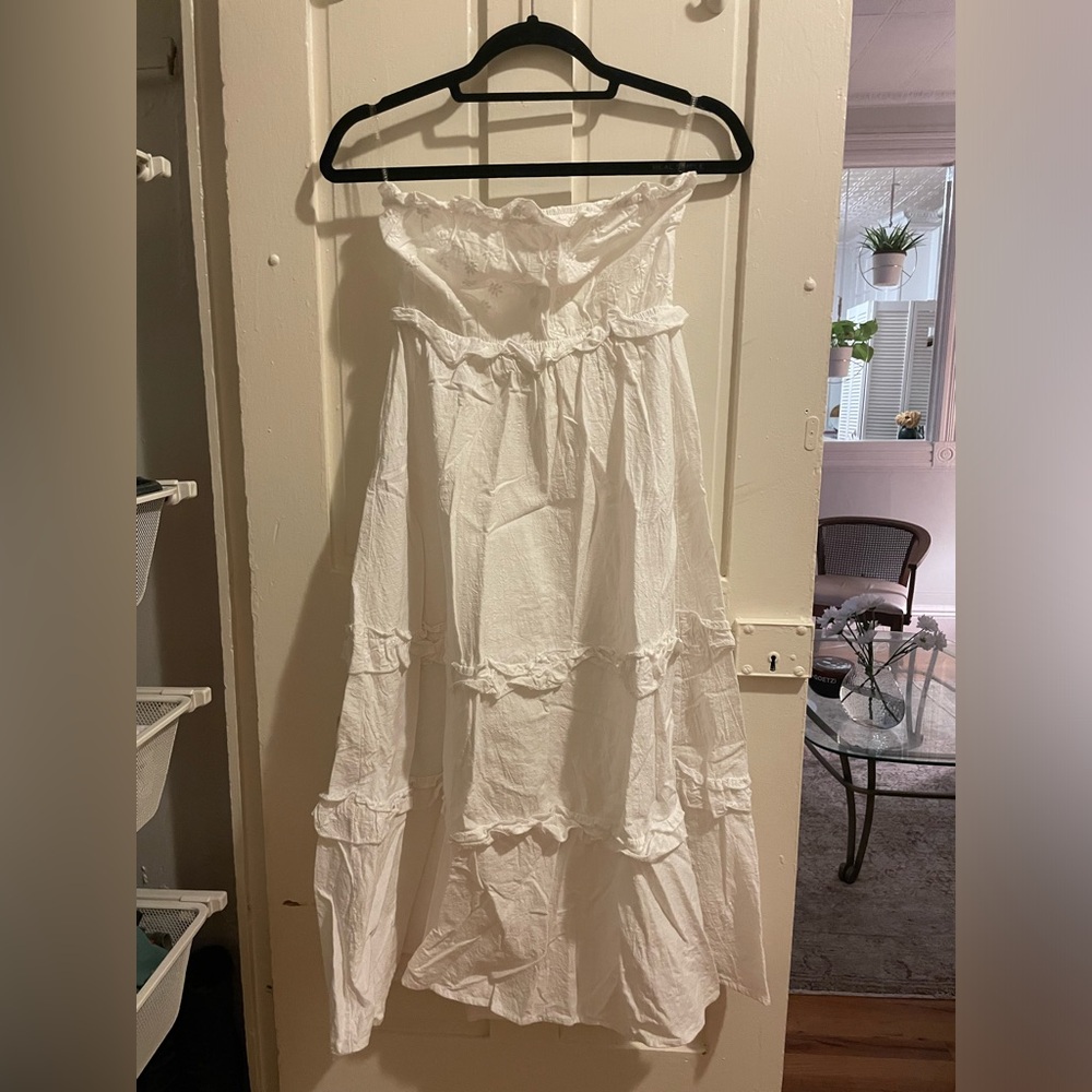 Strapless white midi dress with embroidered details